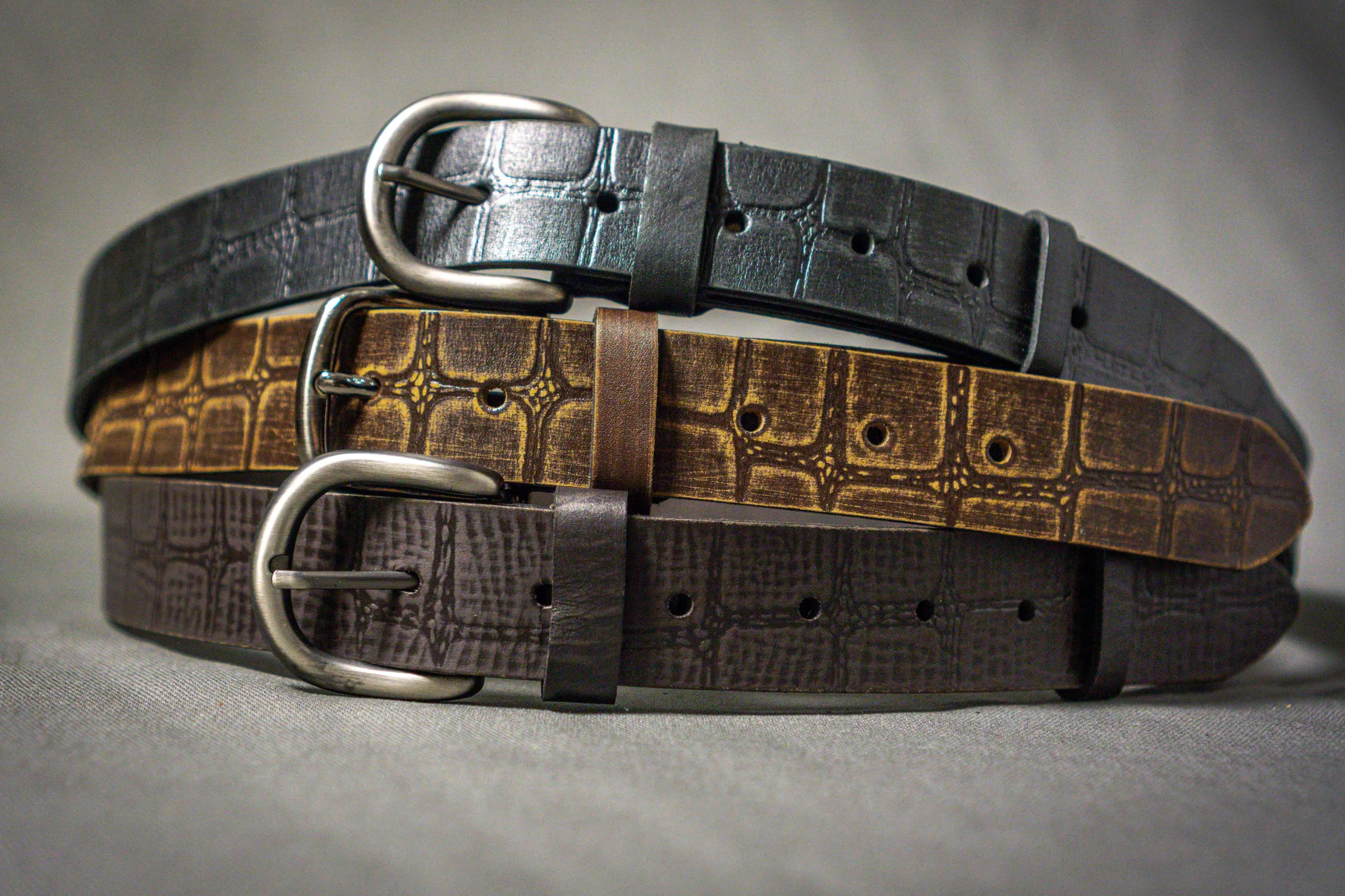 Smart leather belt for men and women. Handmade in Europe. 1,49 inch / 3,8 cm