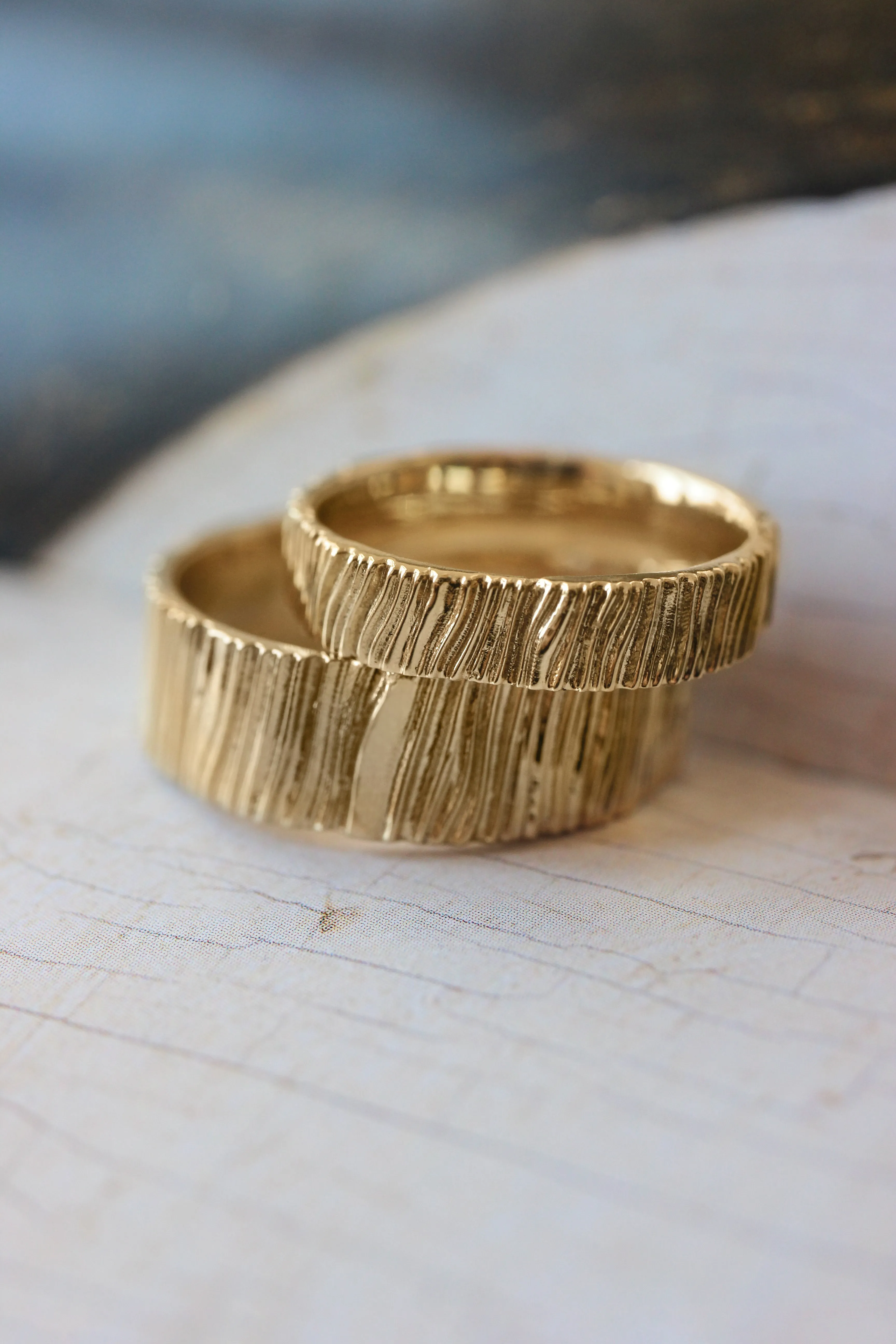 Wood textured ring, 4 mm wedding band