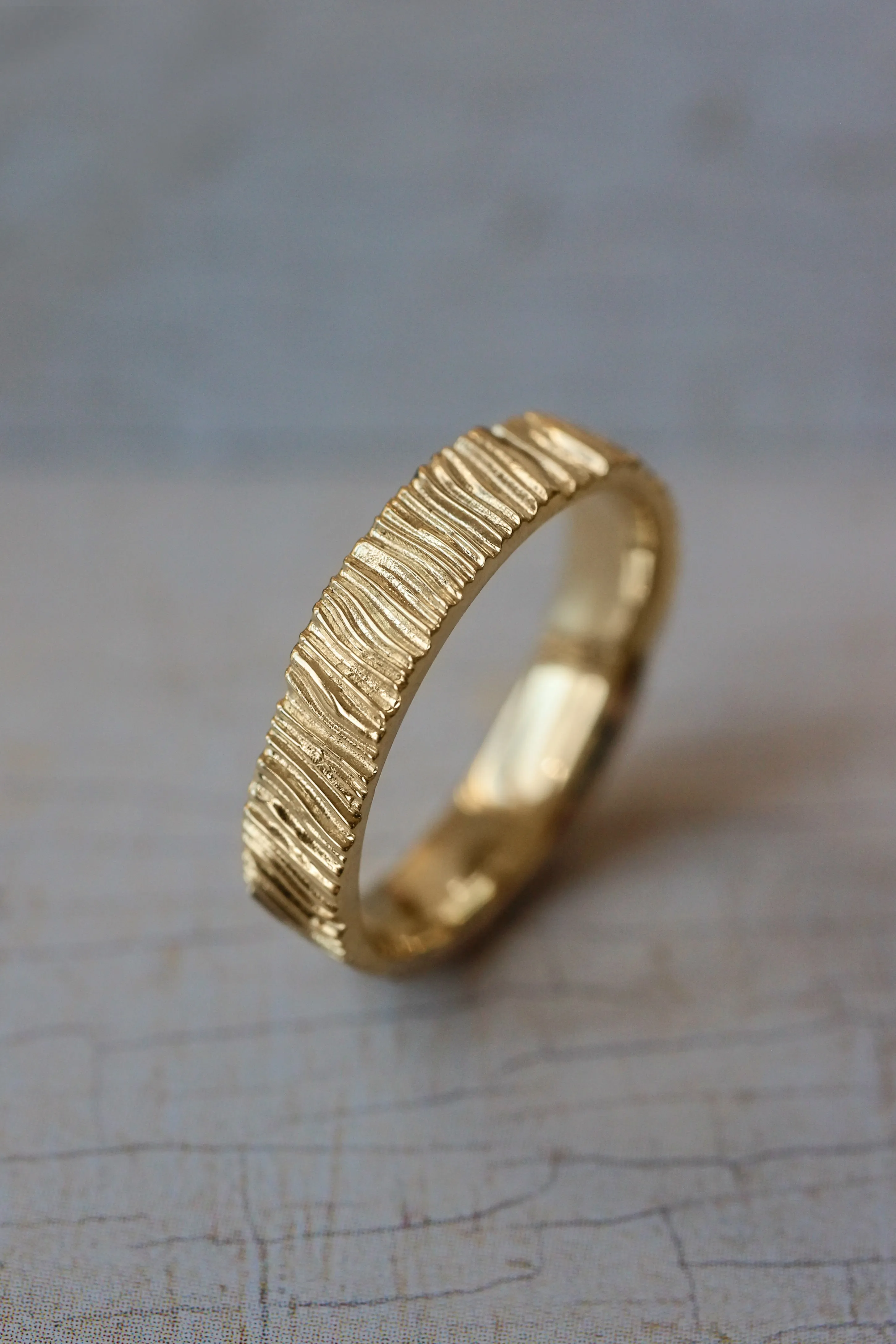 Wood textured ring, 4 mm wedding band