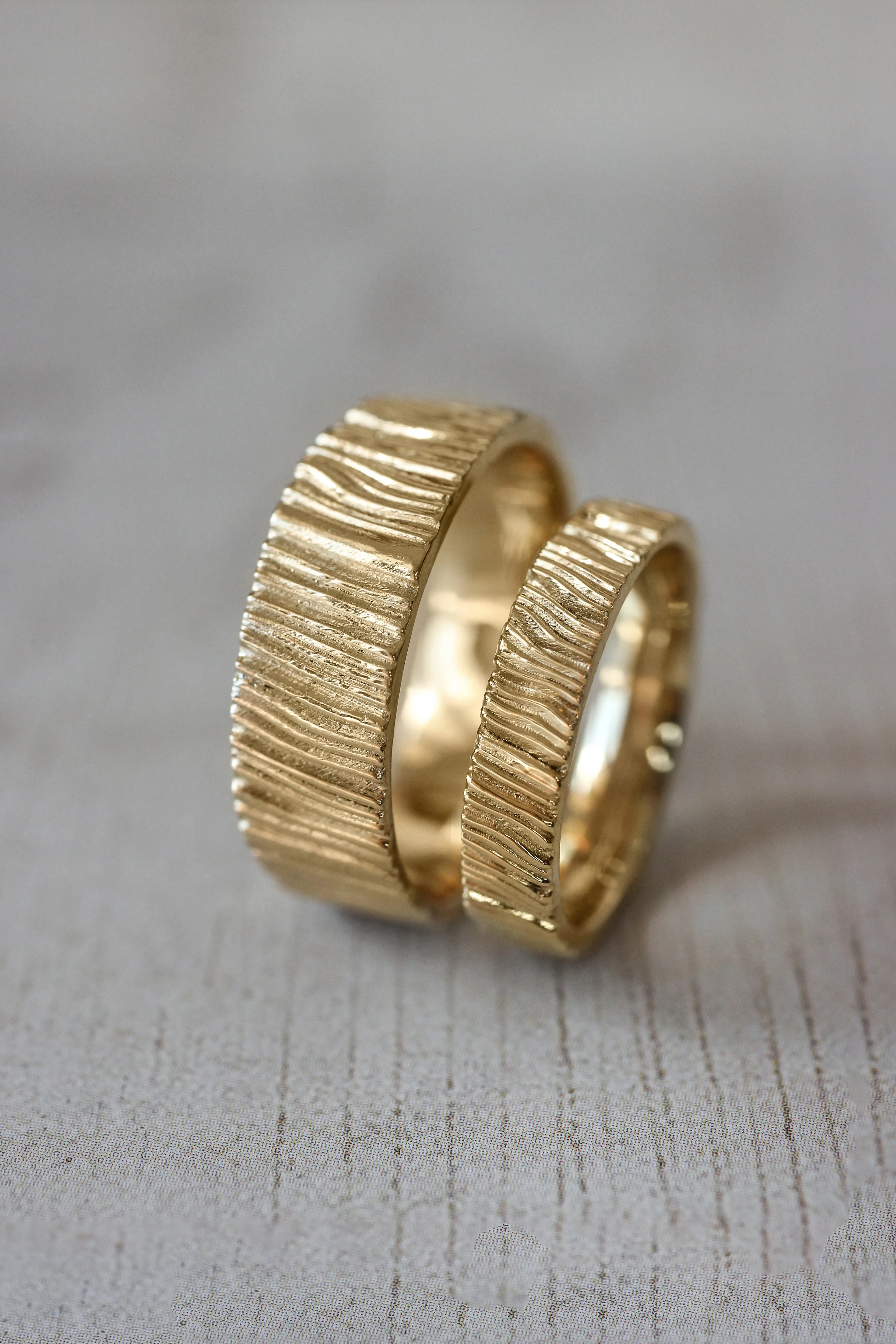 Wood textured ring, 4 mm wedding band