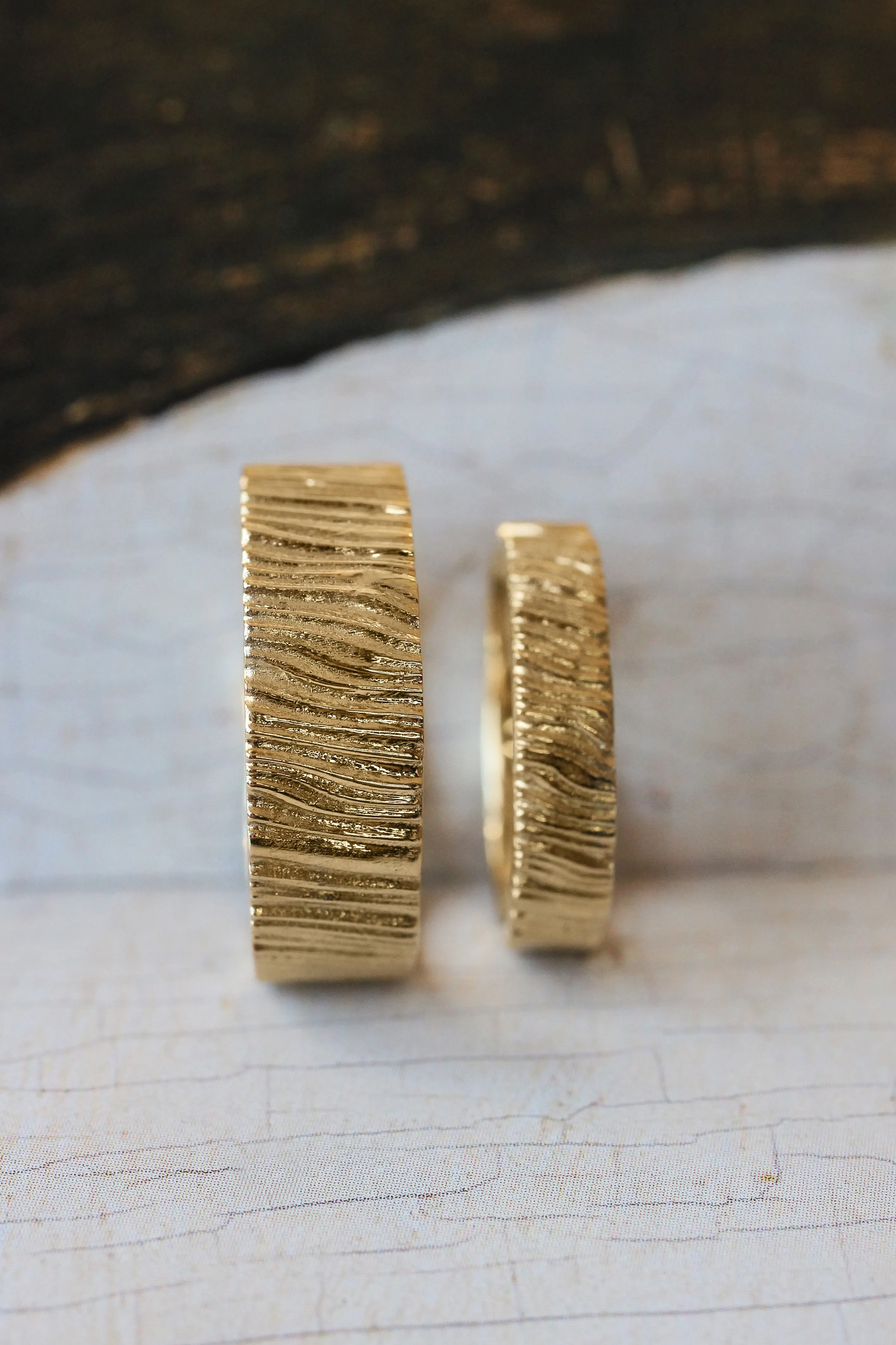 Wood textured ring, 4 mm wedding band