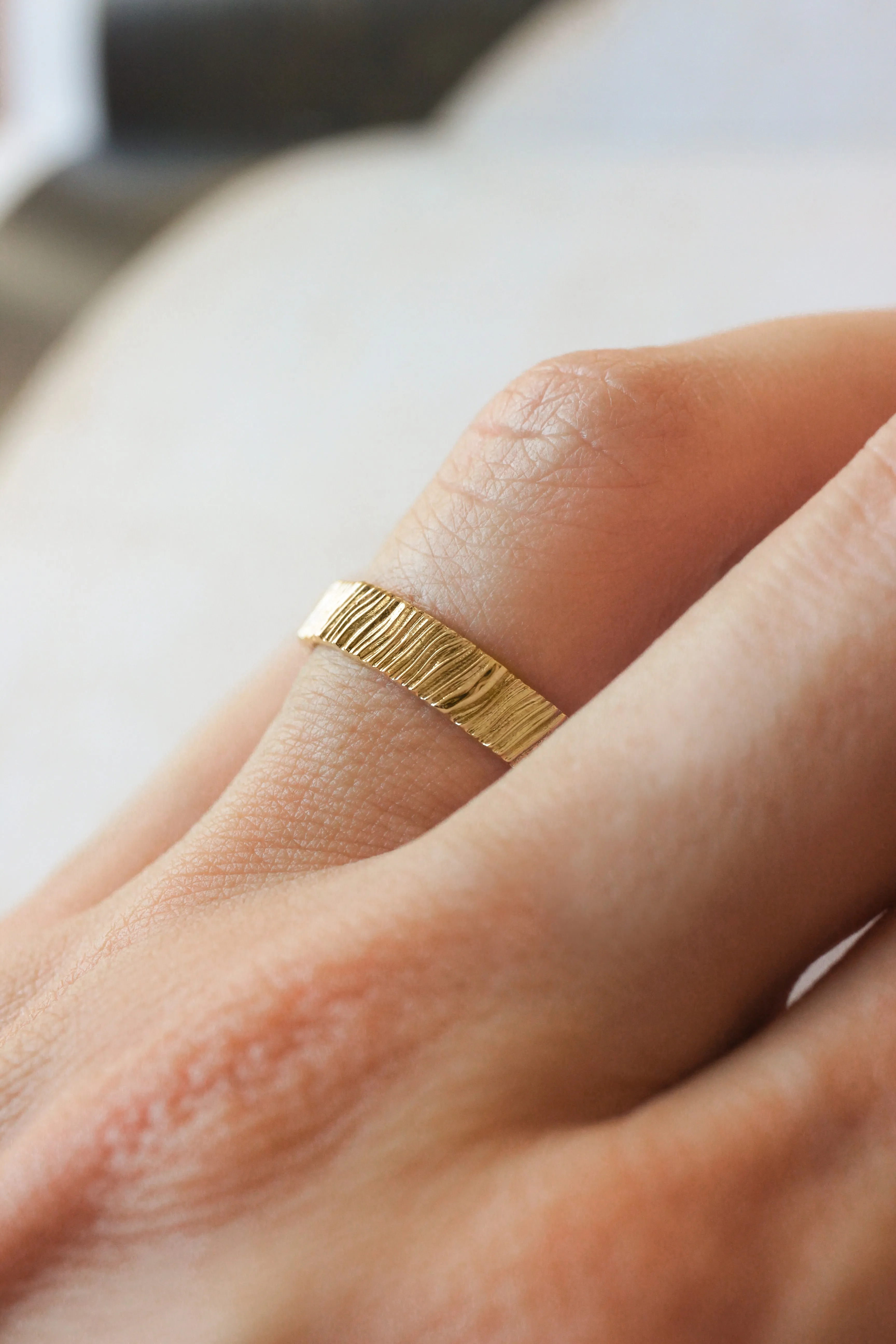 Wood textured ring, 4 mm wedding band