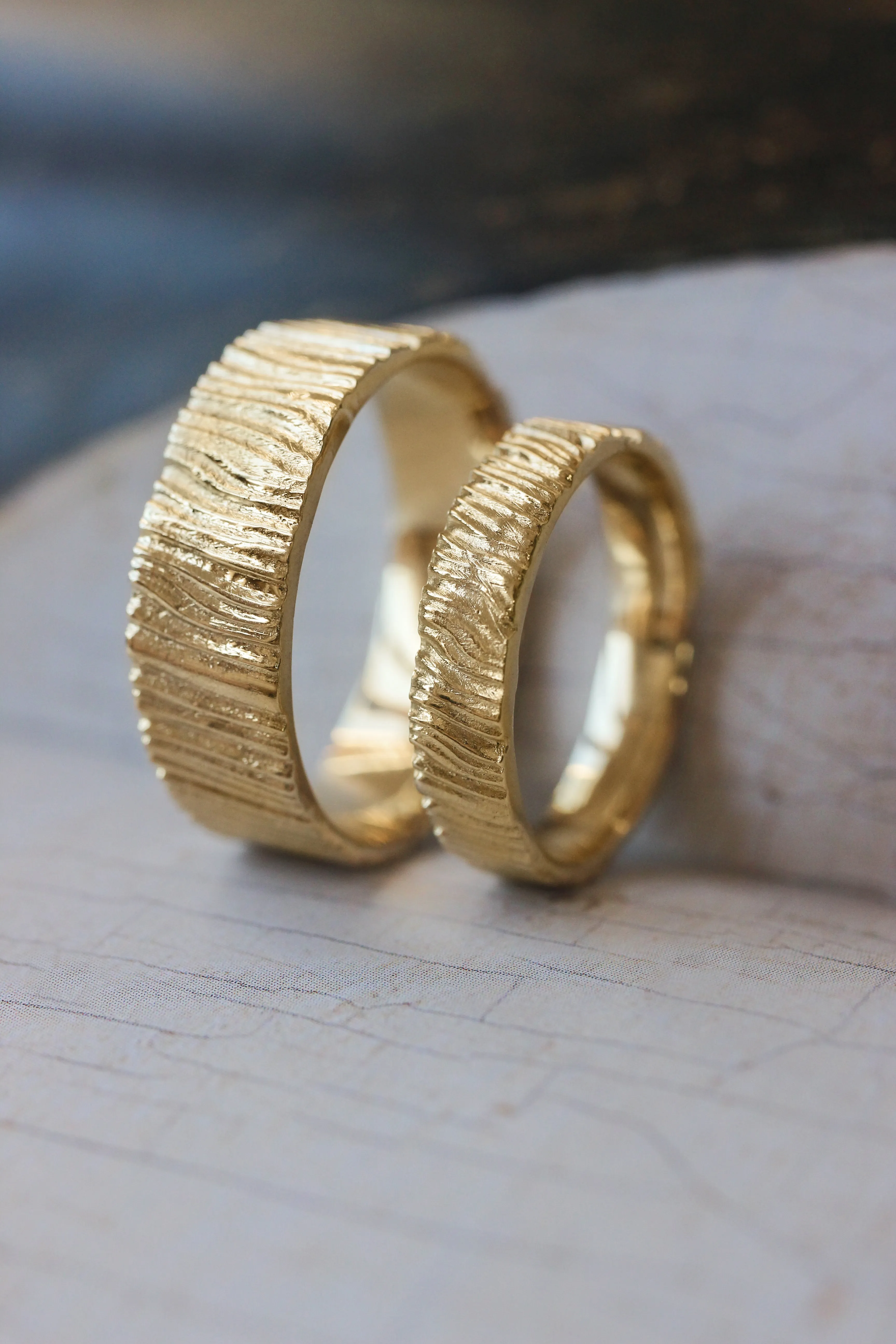 Wood textured ring, 4 mm wedding band